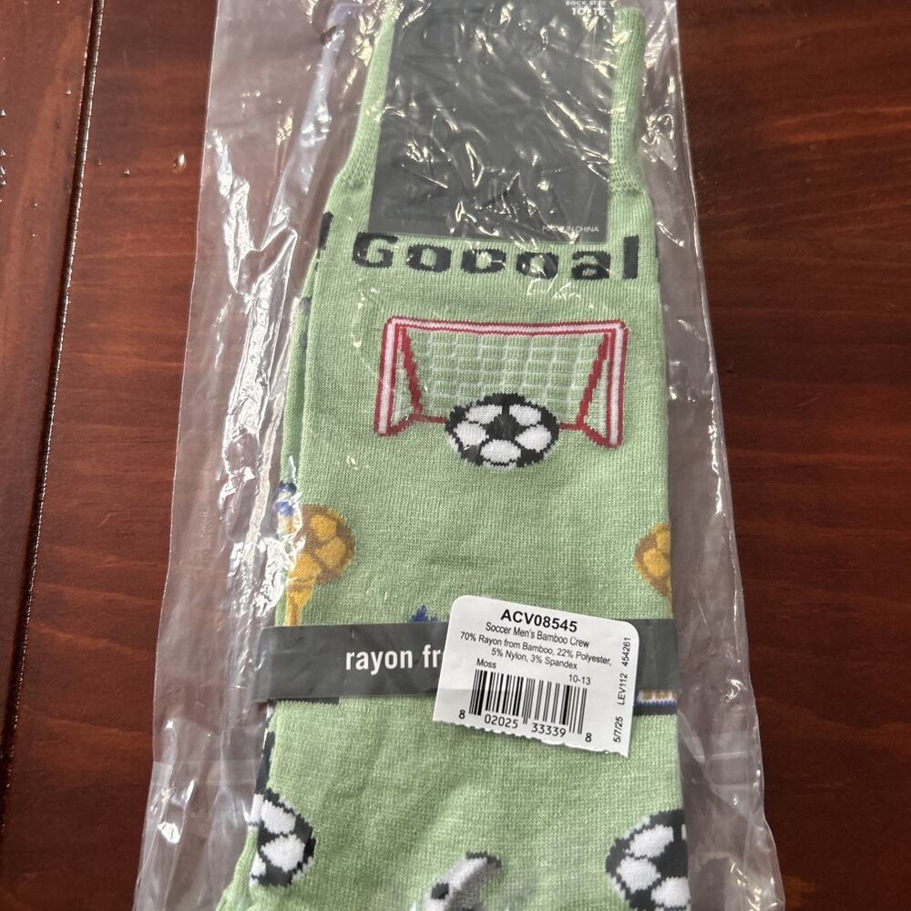 NWT! MeMoi Men’s Soccer Bamboo Crew Socks Size 10-13 Green White W/Soccer Theme